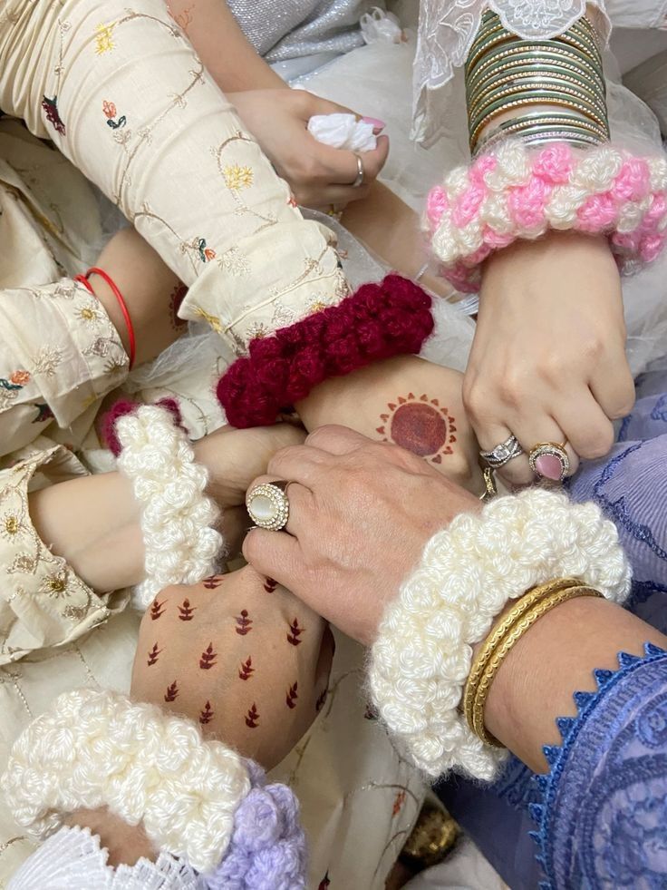 HAND MADE GAJRA ( CROCHET )